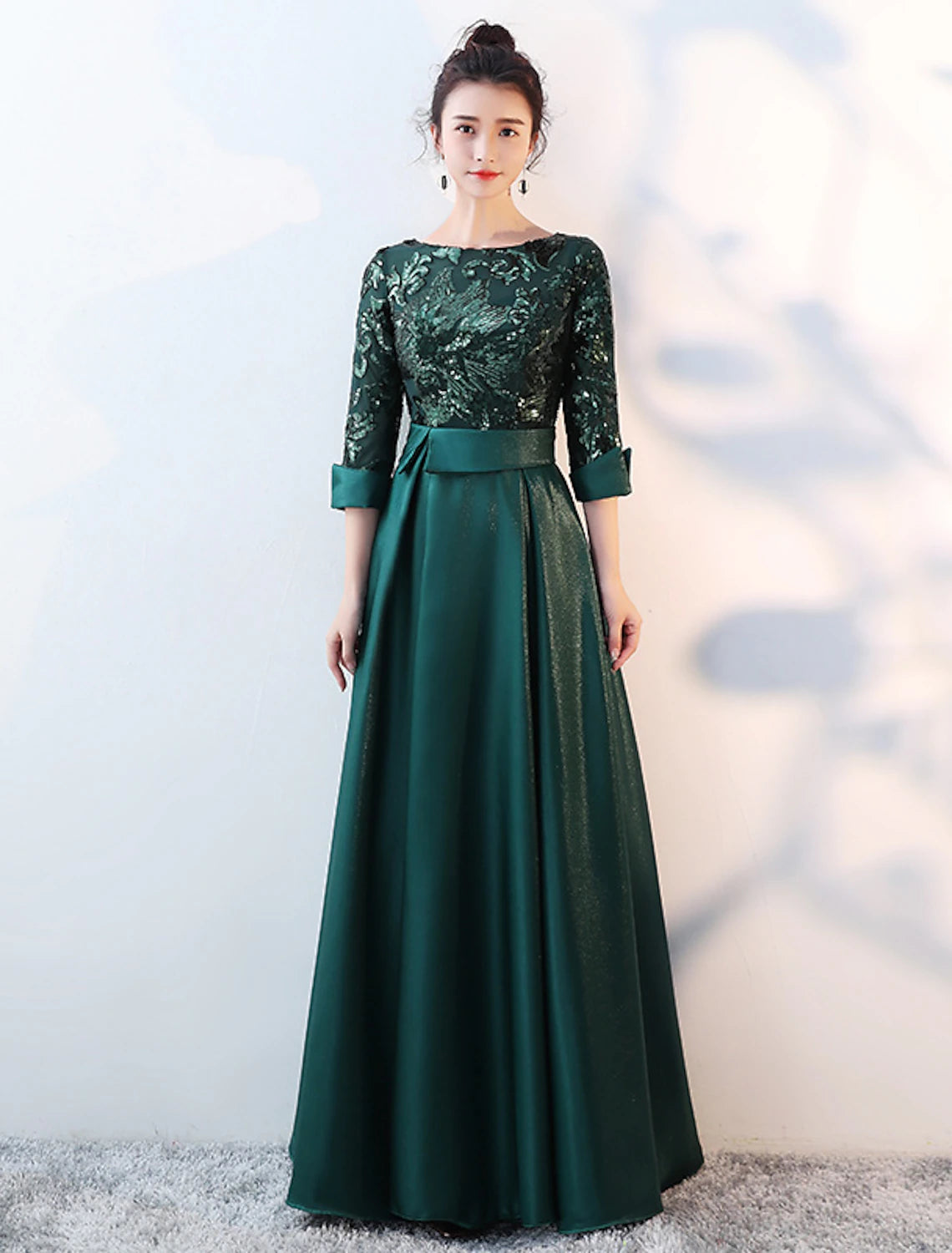 Abito da damigella d'onore a trapezio con scollo gioiello, maniche lunghe, splendida schiena, lunghezza al pavimento, raso/tulle/paillettes con fascia/nastro/pieghe